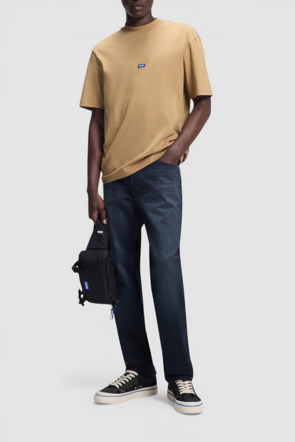 תמונת כל הלוק של חולצת טי בגזרה ישרה